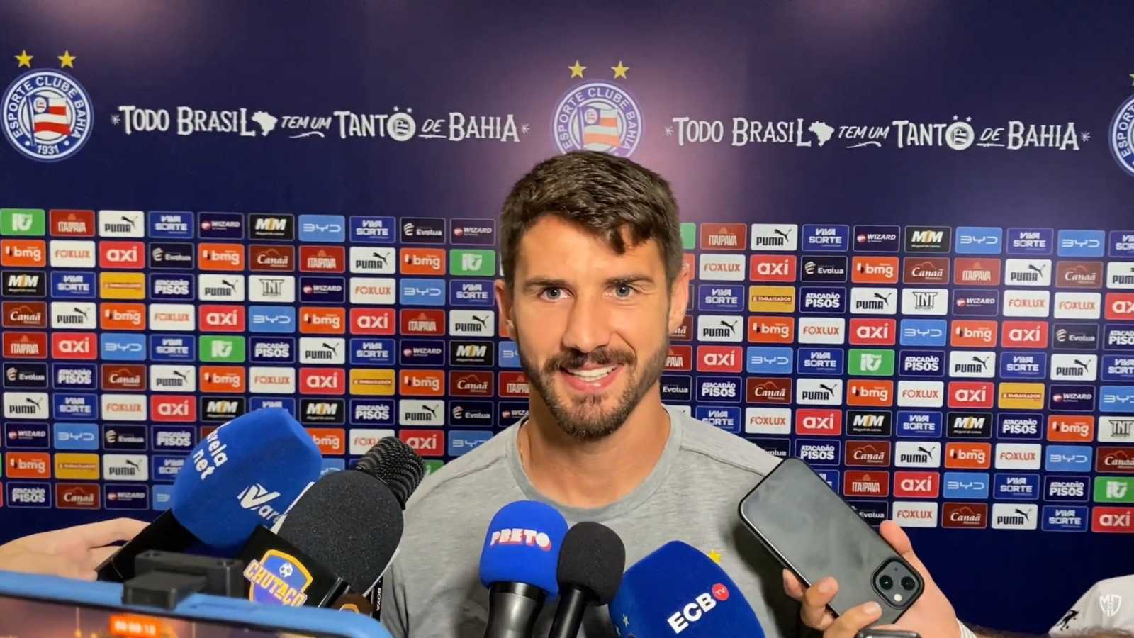 Após pênalti anulado, Everaldo detona arbitragem em Bahia x Athletico/PR: "é brigar com a imagem"