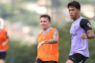 Filho de icônico atacante revelado pelo Vitória treina pela primeira vez entre os profissionais