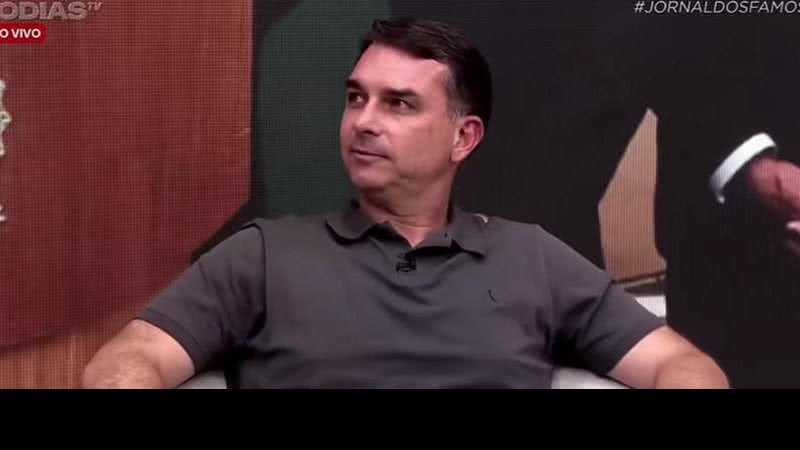 Flávio Bolsonaro testa slogan criado por humorista que não o apoia