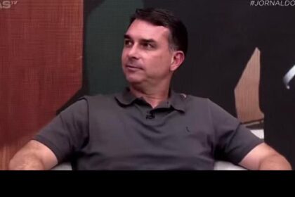 Flávio Bolsonaro viajou em jatinhos de empresários em 2025, aponta jornal