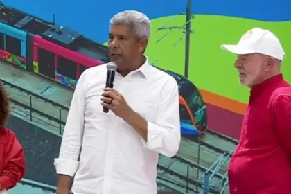 Ao lado Lula, Jerônimo atribui à prefeitura de Salvador cancelamento de entrega de residencial; gestão Bruno Reis rebate