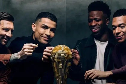 Messi, Cristiano, Mbappé e Vini Jr. se reúnem e viram peças da Lego em campanha para a Copa