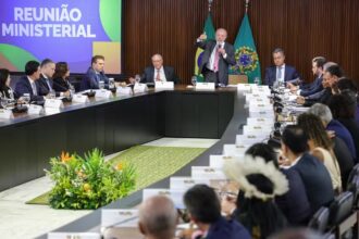 Rui Costa critica comunicação do governo em reunião; Sidônio rebate e atribui problemas à gestão anterior