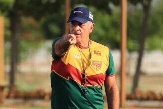 Técnico da Juazeirense passa mal, é diagnosticado com AVC e está internado