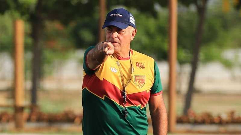 Técnico da Juazeirense passa mal, é diagnosticado com AVC e está internado