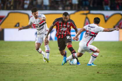 Vitória vence São Paulo por 2x0 no Barradão e salta na tabela do Brasileirão