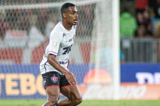 Volante do Vitória rebate comentarista da Globo sobre lance polêmico contra o Flamengo: "opinião de bosta"