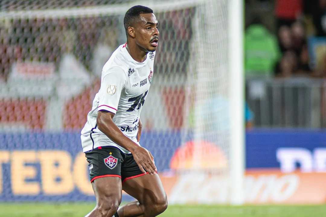 Volante do Vitória rebate comentarista da Globo sobre lance polêmico contra o Flamengo: "opinião de bosta"