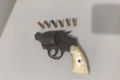 Adolescente é detido com arma de fogo em escola de Castro Alves