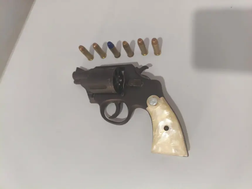 Adolescente é detido com arma de fogo em escola de Castro Alves