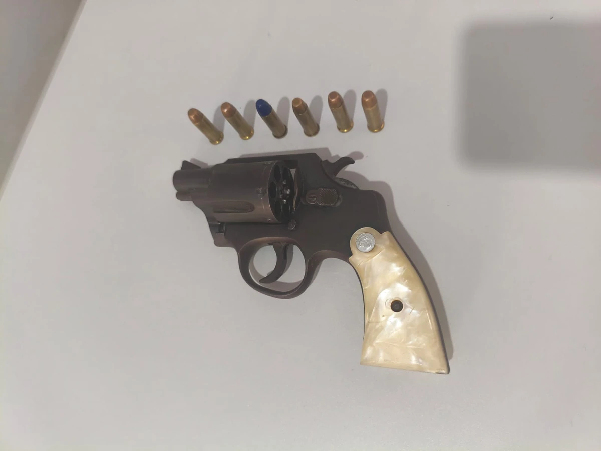 Adolescente é detido com arma de fogo em escola de Castro Alves