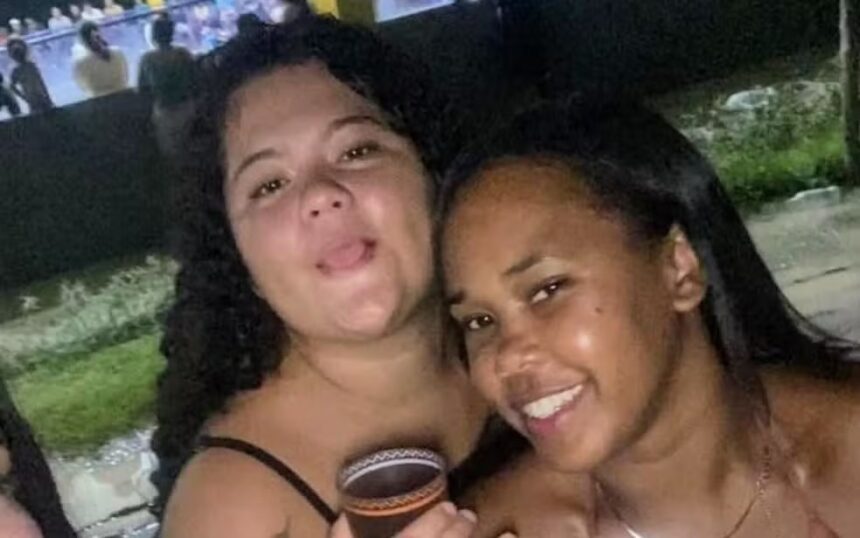 Polícia investiga celular e chinelos em cova de amigas mortas na Bahia