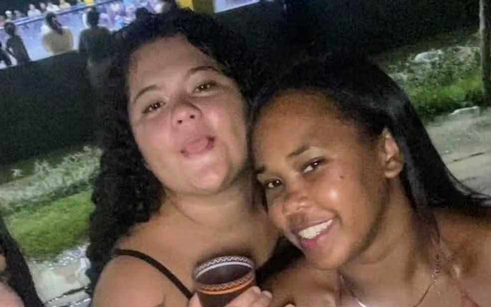 Polícia investiga celular e chinelos em cova de amigas mortas na Bahia