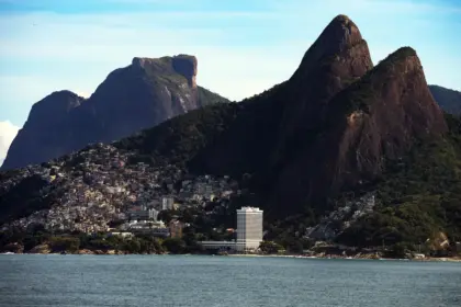 Polícia isola visitantes em cartão-postal do Rio durante operação